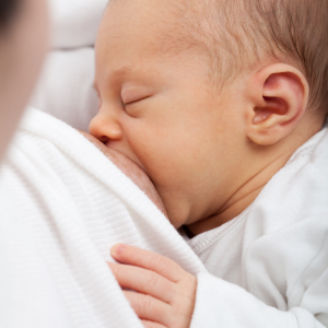 Acordar o bebê ou não para amamentar? Amamentação é importante