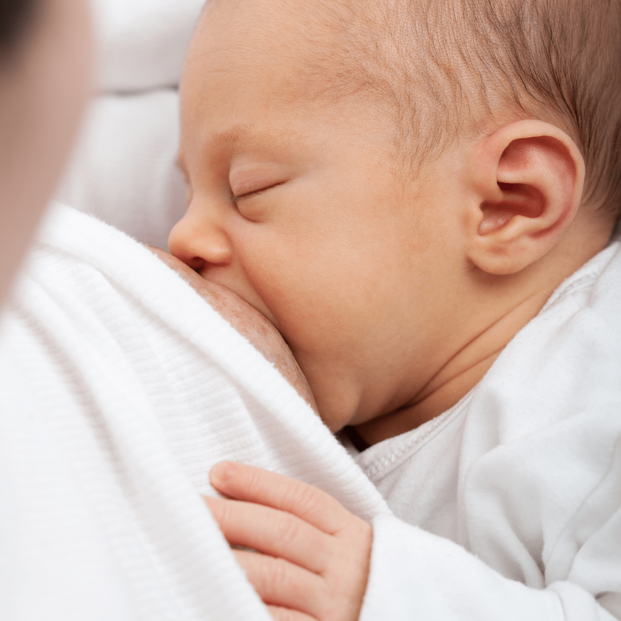 Acordar o bebê ou não para amamentar? Amamentação é importante