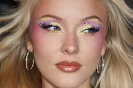 Os brilhos de maquiagens de Zara Larsson é descoberto – Produções glamourosas de Zara Larsson